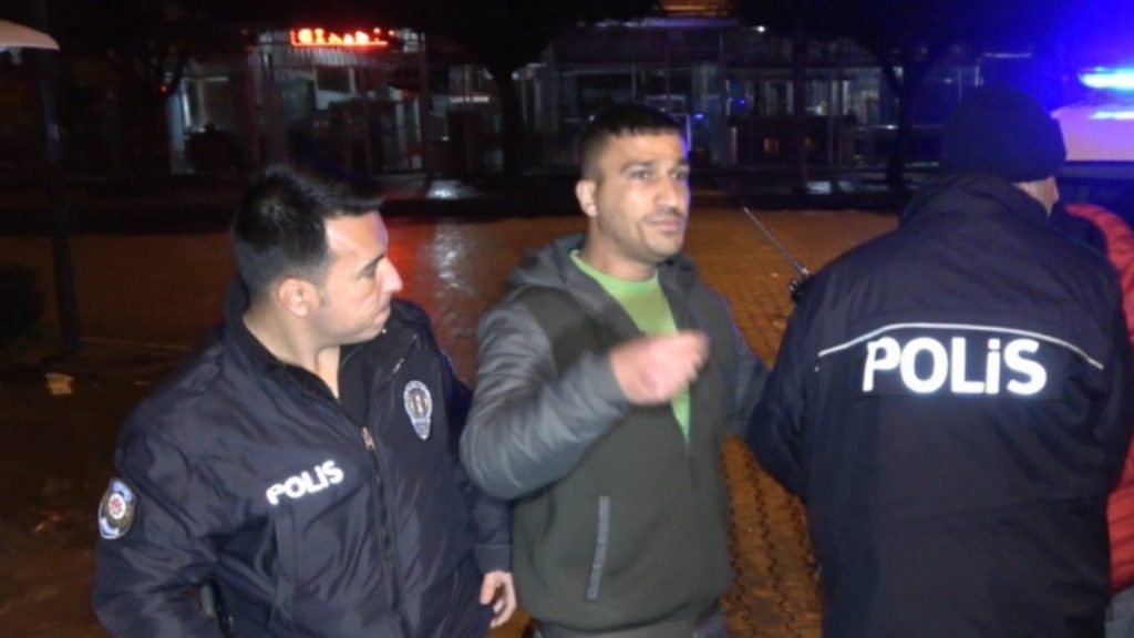 Adana’da polislerin yakaladığı şahıs: Biz polislerimizi seviyoruz abicim