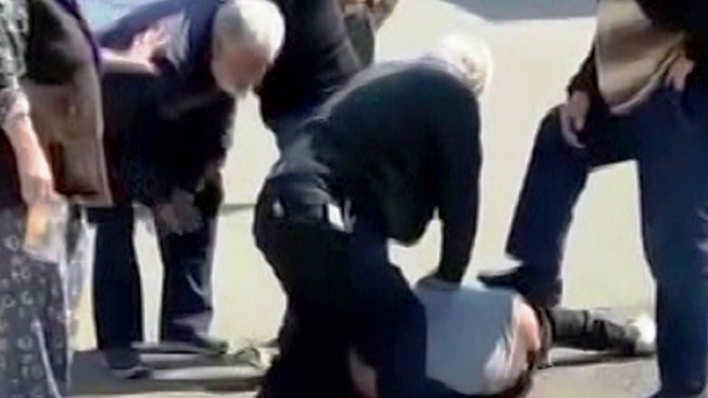 Antalya’da, su sayacı hırsızına tekme atıp tepki gösterdi