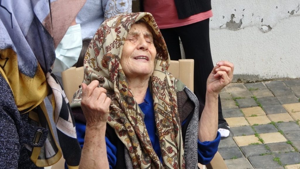 Antalya’daki yangında yaşlı kadının yeni çektiği para küle döndü