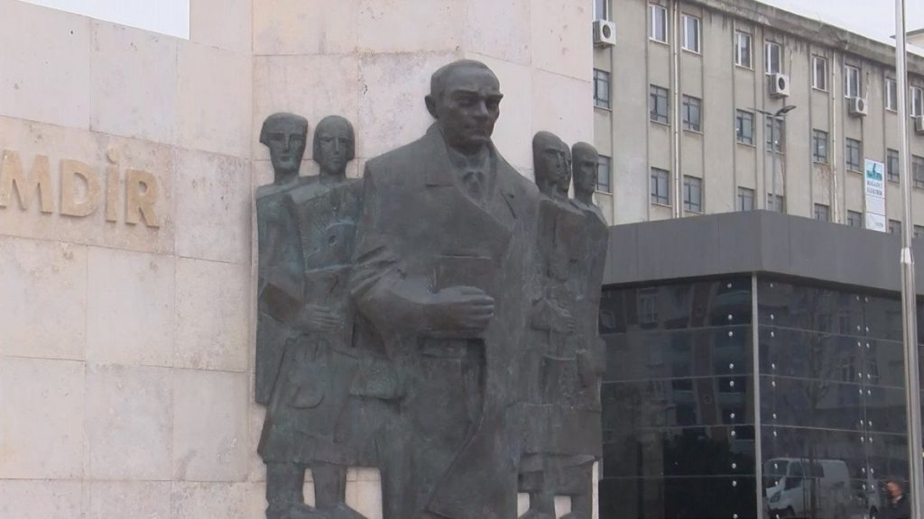 Bağcılar Meydanı’ndaki Atatürk Anıtı beğenilmedi