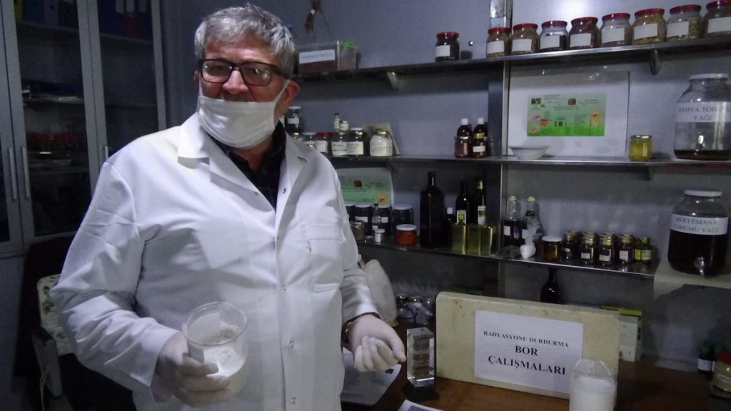 Balıkesir’deki bilim adamı, nükleer tehdide karşı borla sızıntı önleyici yaptı