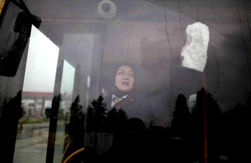 Bursa’nın kadın otobüs şoförü erkeklere taş çıkartıyor