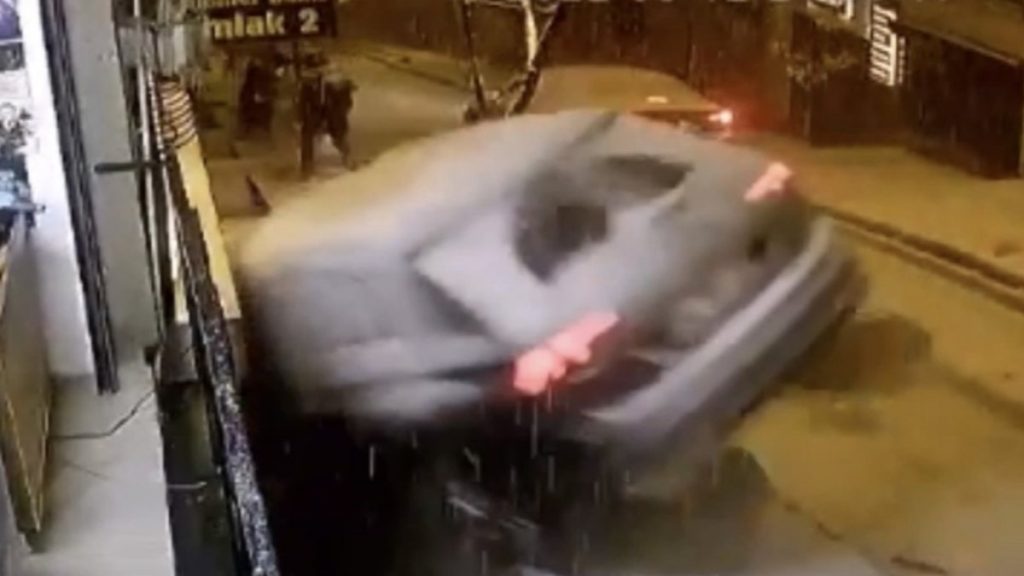 Cihangir’de freni tutmayan cip vatandaşa çarpıp boşluğa uçtu
