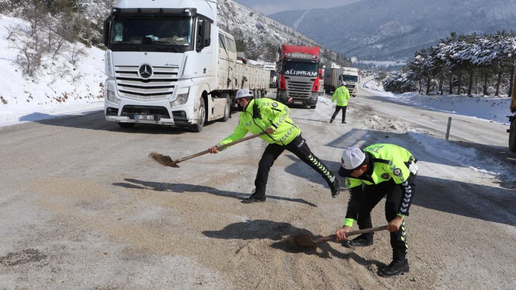 Denizli’de polisler, kapanan yolu küreklerle tuz atarak açtı