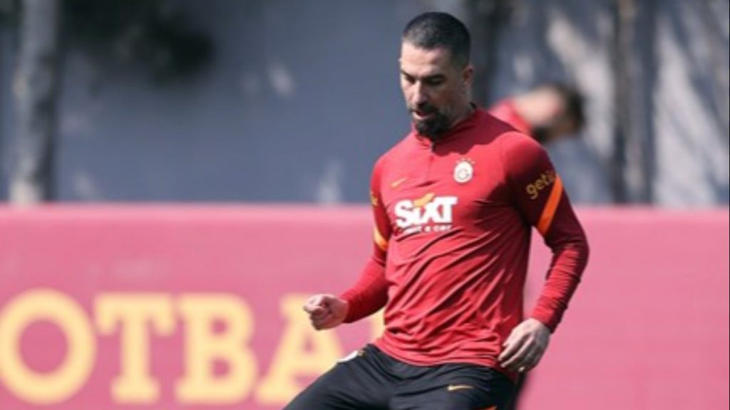 Galatasaray’da Arda Turan takımla beraber çalıştı