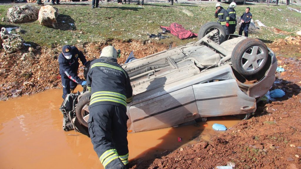Gaziantep’te virajı alamayan araba şarampole uçtu