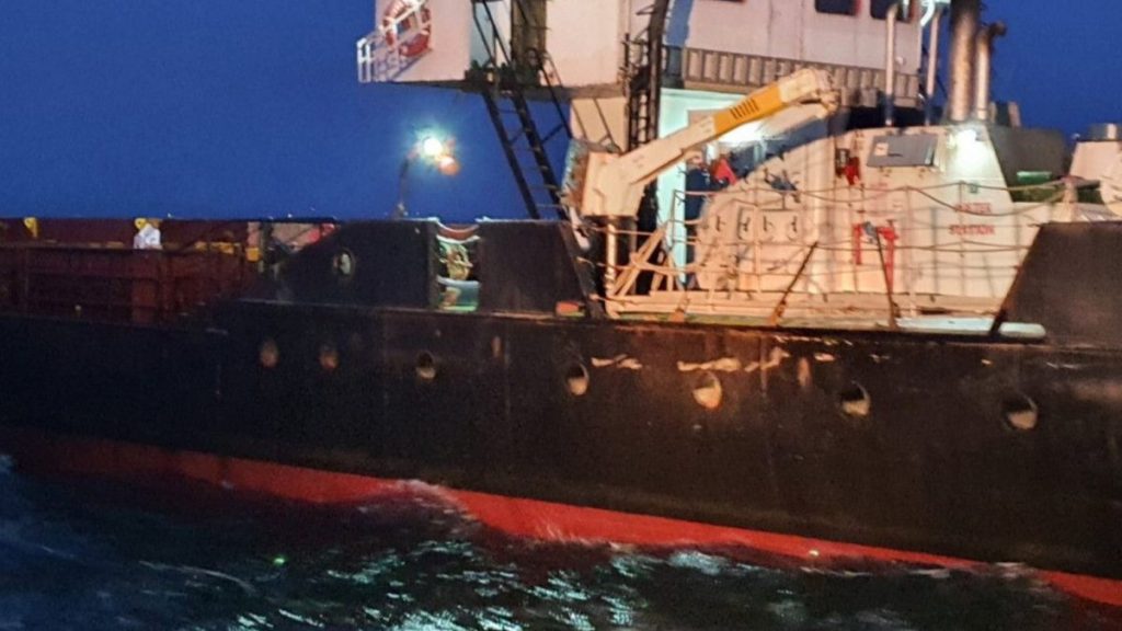 İstanbul Boğazı girişinde kargo gemisiyle balıkçı teknesi çarpıştı