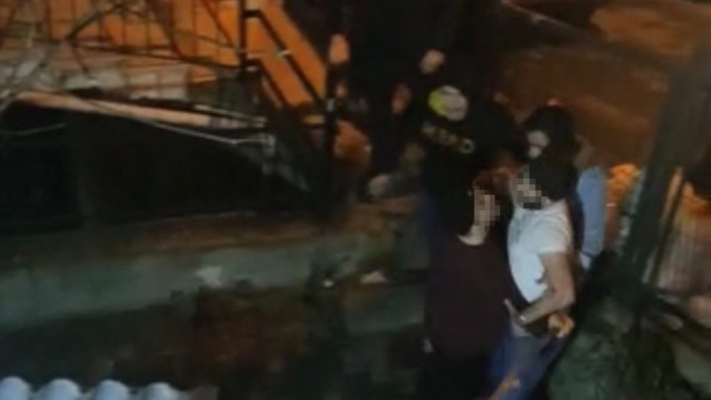 İstanbul’da alkollü şahıs kendisini uyaran kişilere döner bıçağıyla saldırdı