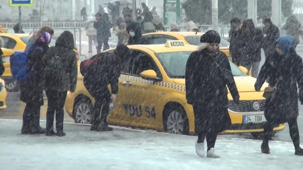 İstanbul’da taksiciler, kar yağışını fırsata çevirdi