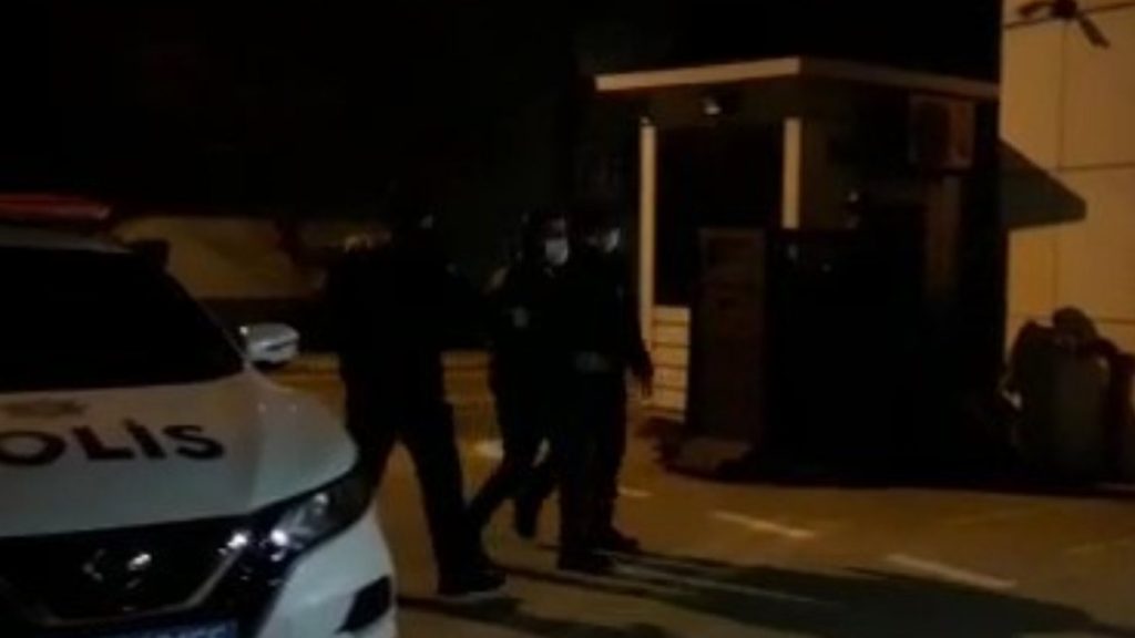 İstanbul’da taksiciye, aracın kaputundan uçan tekme atan şahıs yakalandı