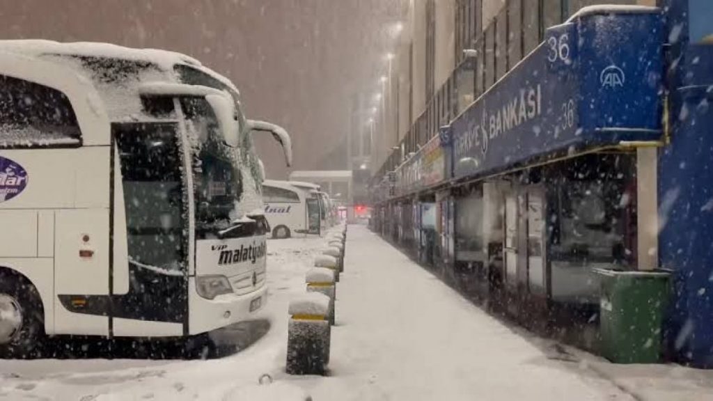 İstanbul’daki otogarlardan otobüslerin çıkışları durduruldu