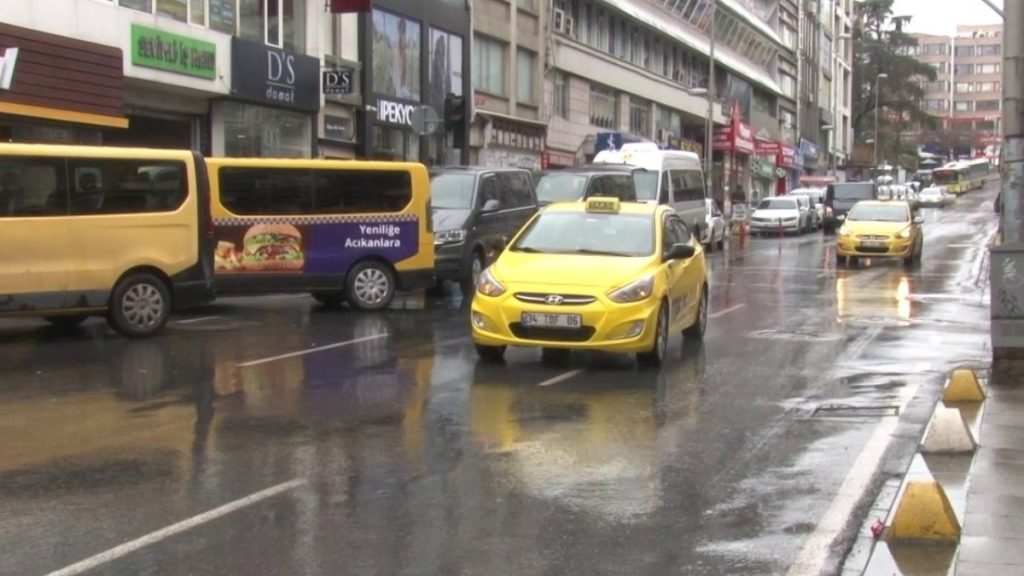 Kadıköy’de polis aracına çarpan korsan taksici yakalandı