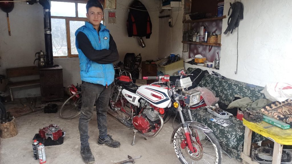 Kahramanmaraş’ta lise öğrencisi, hurda malzemelerden motosiklet yaptı