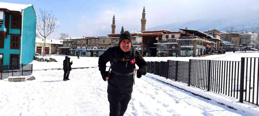 Kar kış dinlemiyor; her gün işten evine koşarak gidiyor
