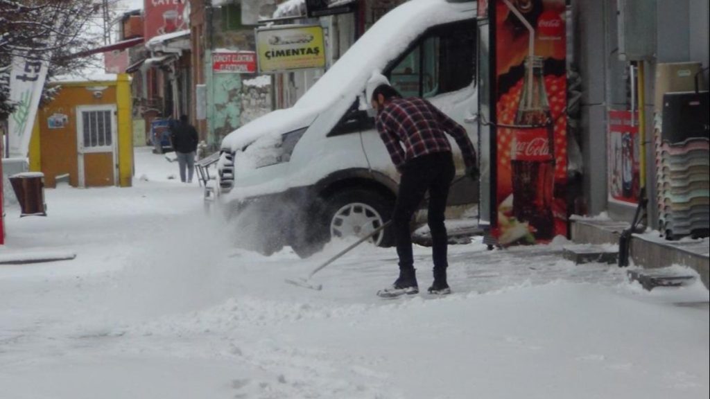 Kars’ta etkili olan kar ve tipi vatandaşlara zor anlar yaşattı