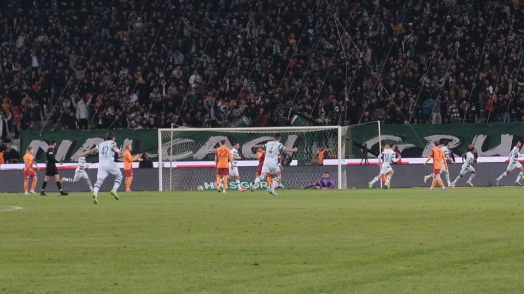 Konyaspor, Galatasaray’ı 2 golle mağlup etti