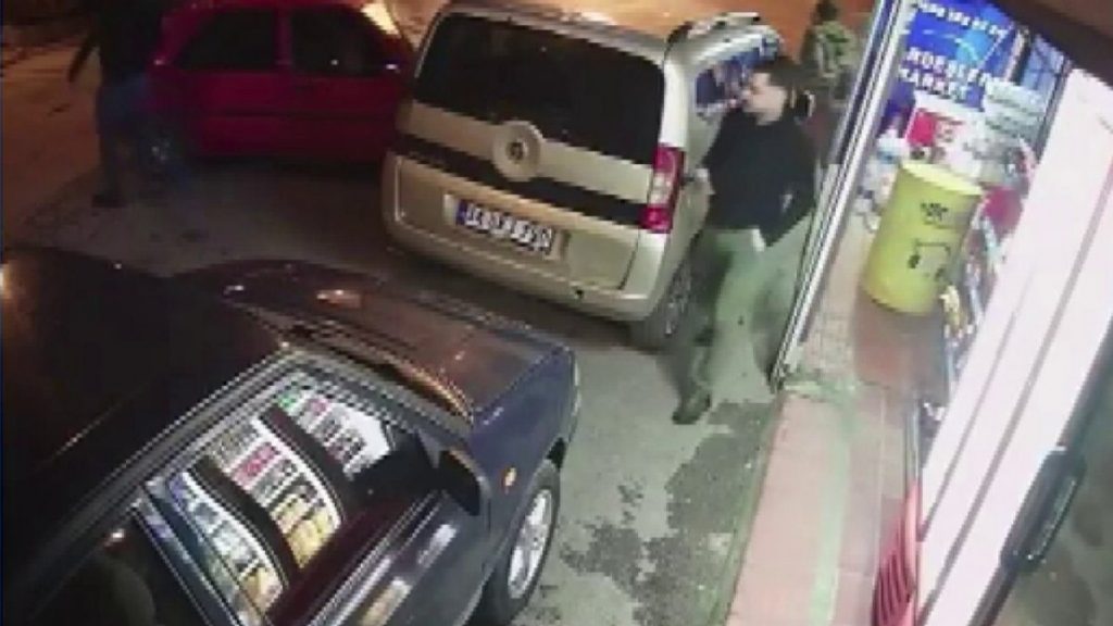 Maltepe’de kadın sürücü market önündeki otomobile çarptı