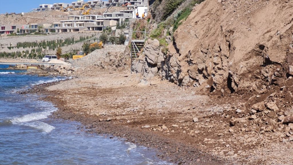 Muğla’da denize dökülen kaçak hafriyat firma tarafından toplanıyor