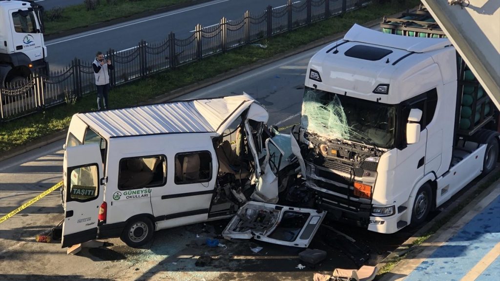 Rize’de okul servisi park halindeki tıra çarptı: 1 ölü 13 yaralı