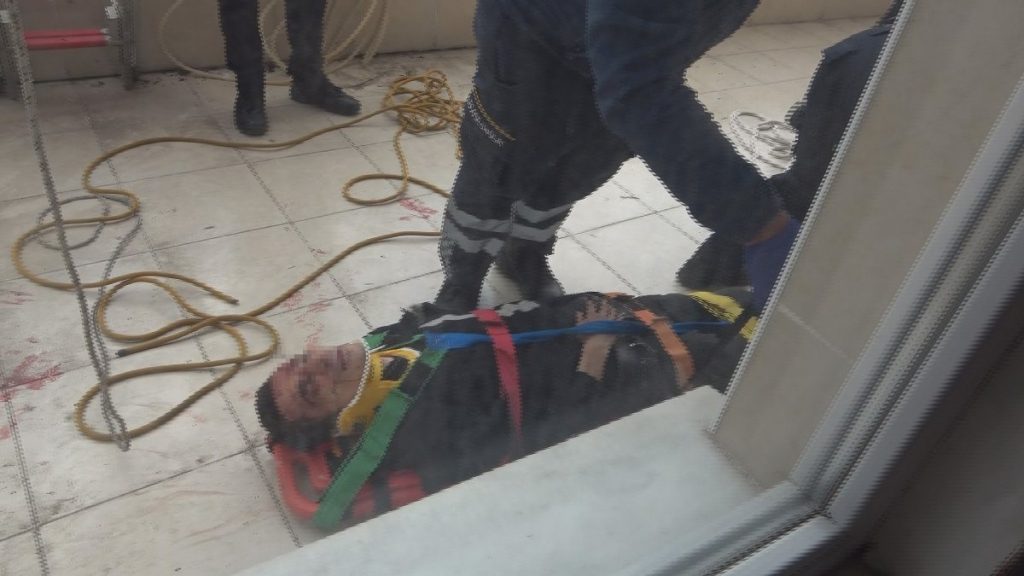 Samsun’da 4’üncü kattan 1’inci kat balkonuna düşen şahıs ağır yaralandı