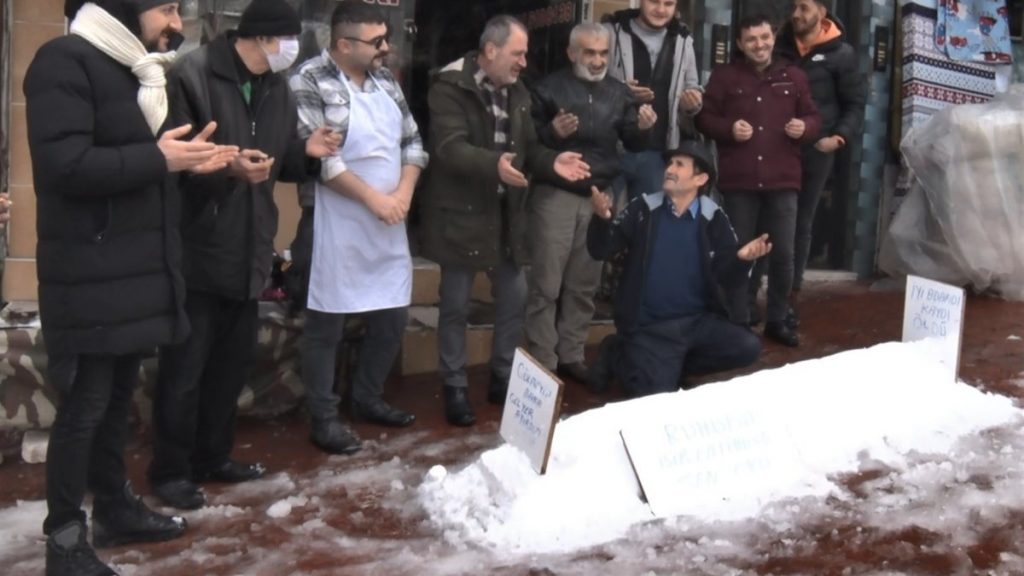 Samsun’daki esnafın kardan yaptığı mezar görenleri şaşırttı