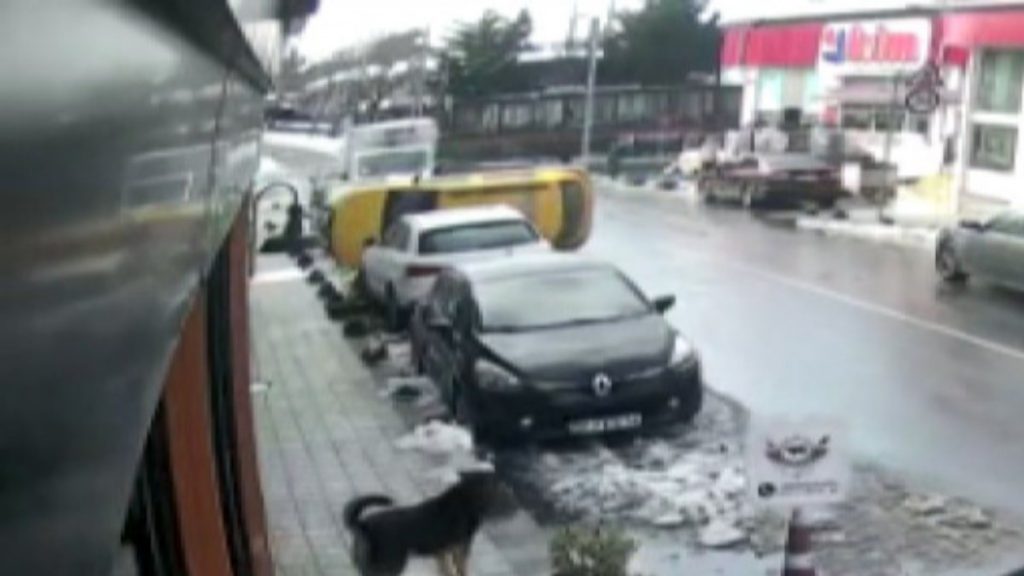 Sarıyer’de taksici, ani hamle yapan sürücü nedeniyle yan yattı