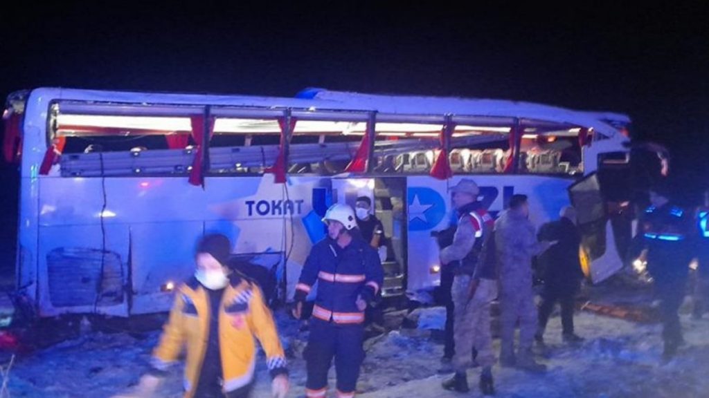 Sivas’ta yolcu otobüsü devrildi: 4’ü ağır 20 yaralı