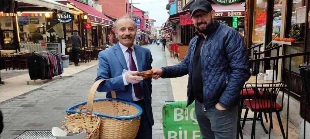 Son dakika haberleri: Takım elbiseyle simit satıp iyi para kazanıyor