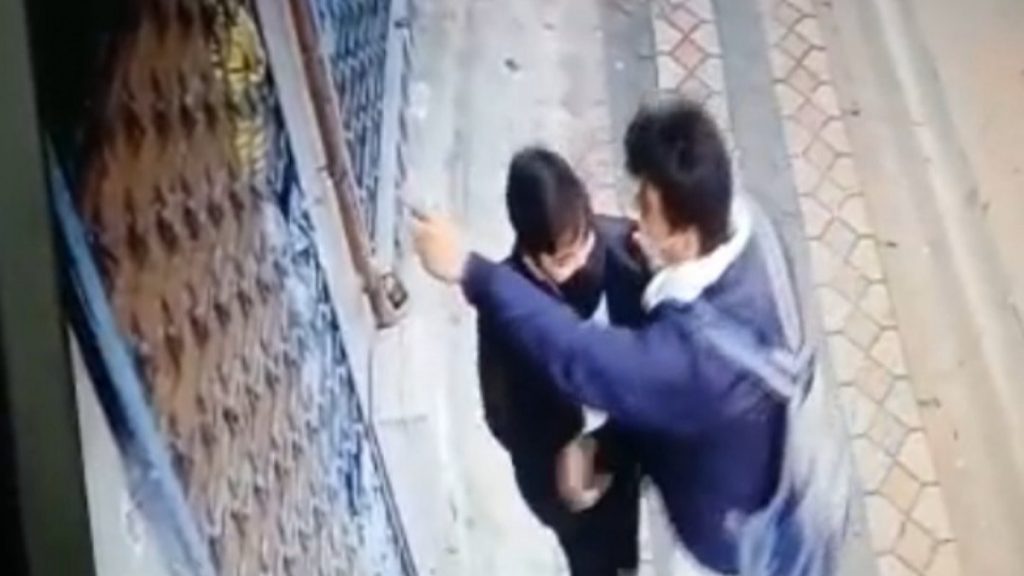 Sultangazi’de kibritle oynayan öğrenciler yangın çıkardı