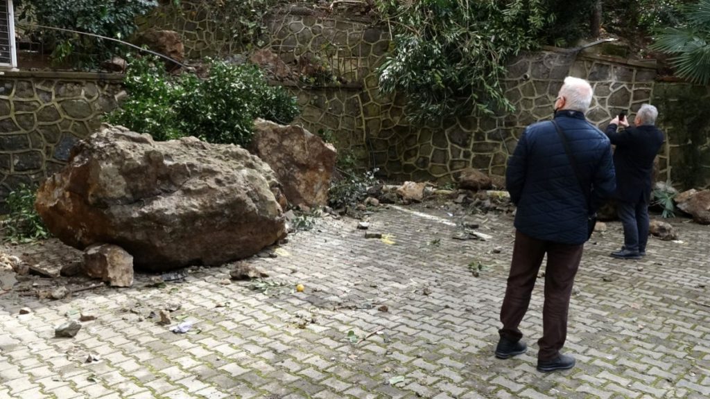 Trabzon’da dev kayaların düştüğü sitedeki vatandaşlar, önlem alınmasını istedi