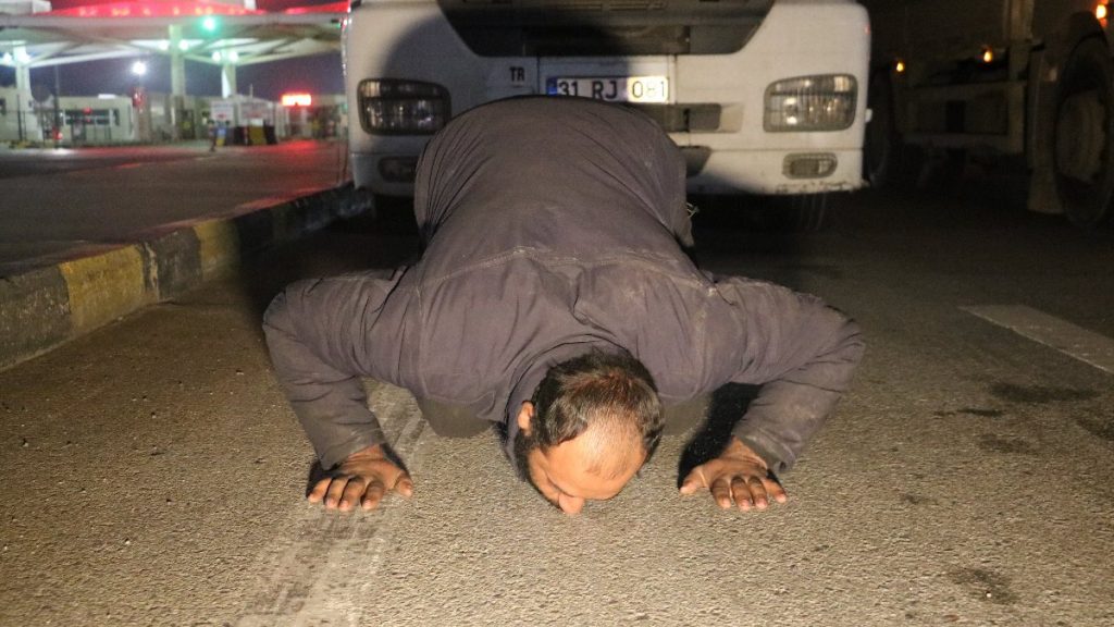 Türkiye’ye tahliye edilen savaş mağduru tır şoförü toprağı öptü