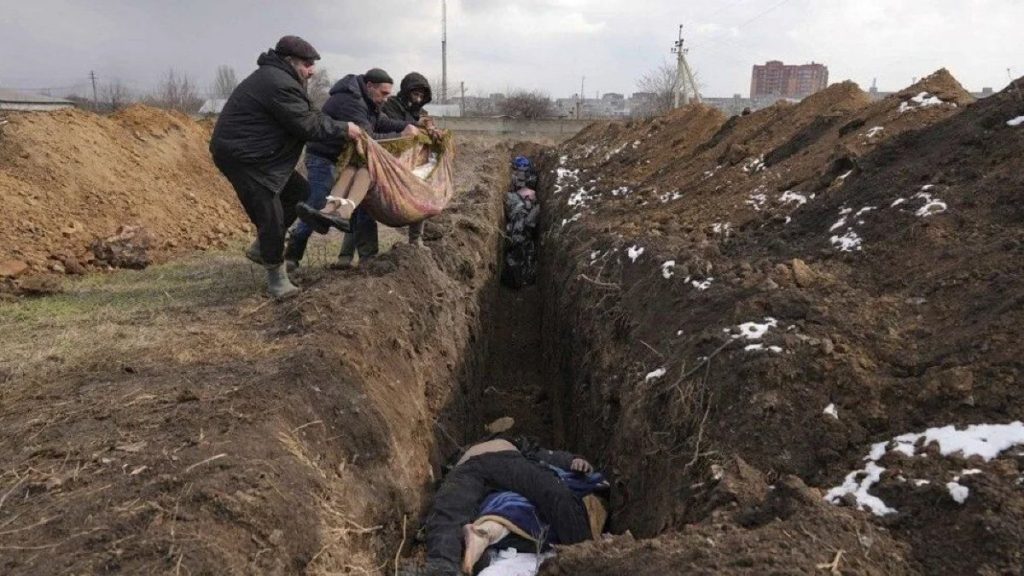 Ukrayna’da sivil kayıplar için toplu mezarlar kazılıyor