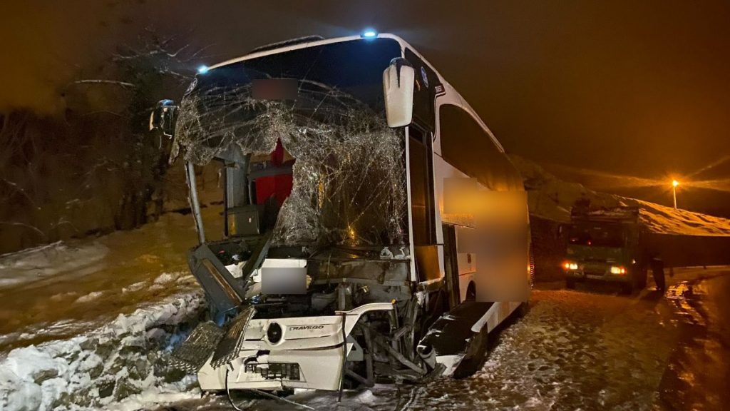 Zonguldak’ta yolcu otobüsü buzlu yolda kaydı, 25 yolcu ölümden döndü