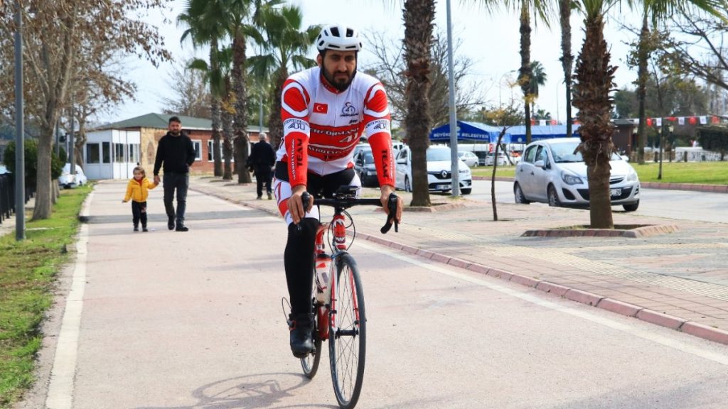 Adana’da 13 yaşında bacağını kaybeden genç, kilometrelerce bisiklet sürüyor