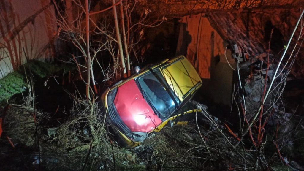 Amasya’daki otomobil, evin çatısına uçup bahçeye girdi