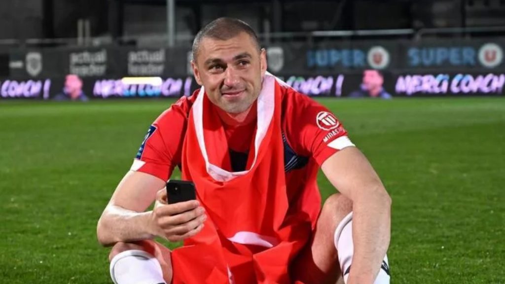 Burak Yılmaz futbolu Beşiktaş’ta bırakmak istiyor