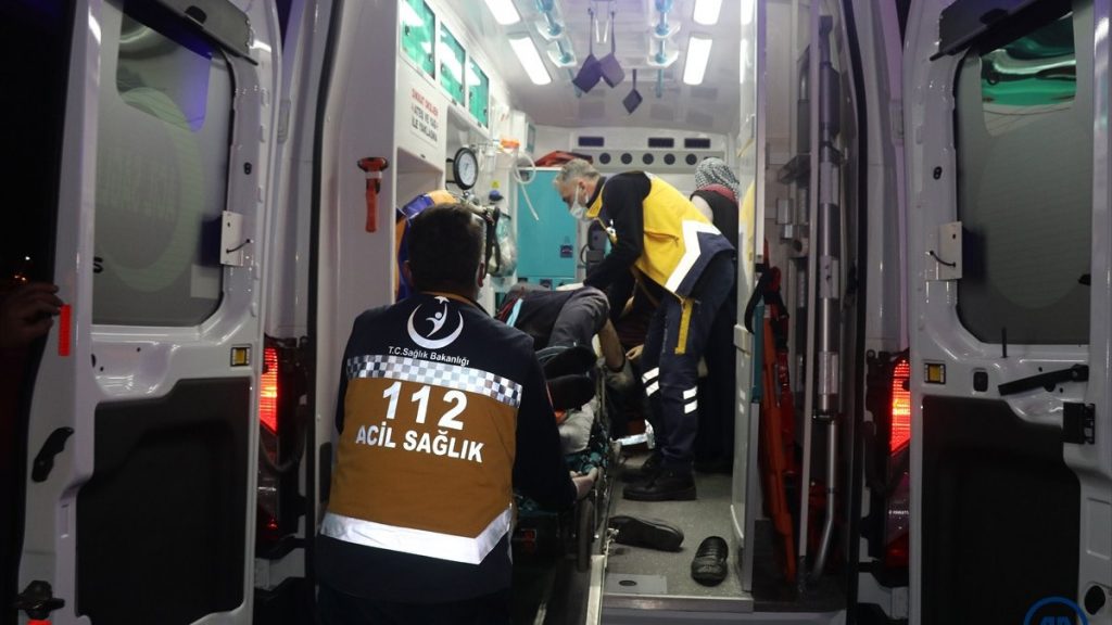 Erzincan’da yolcu otobüsü devrildi: 1 ölü 32 yaralı