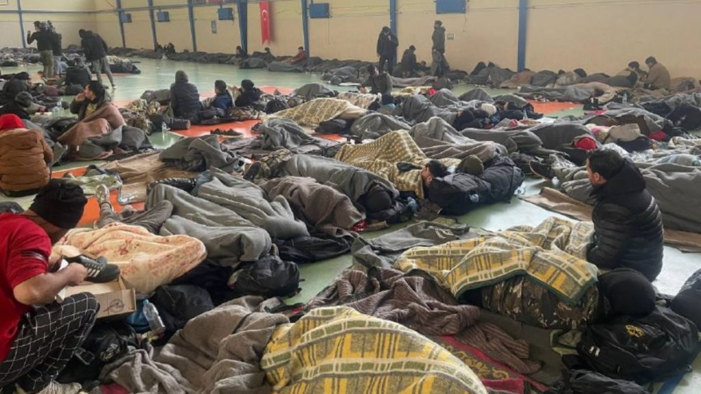 İzmir açıklarında 336 düzensiz göçmen yakalandı