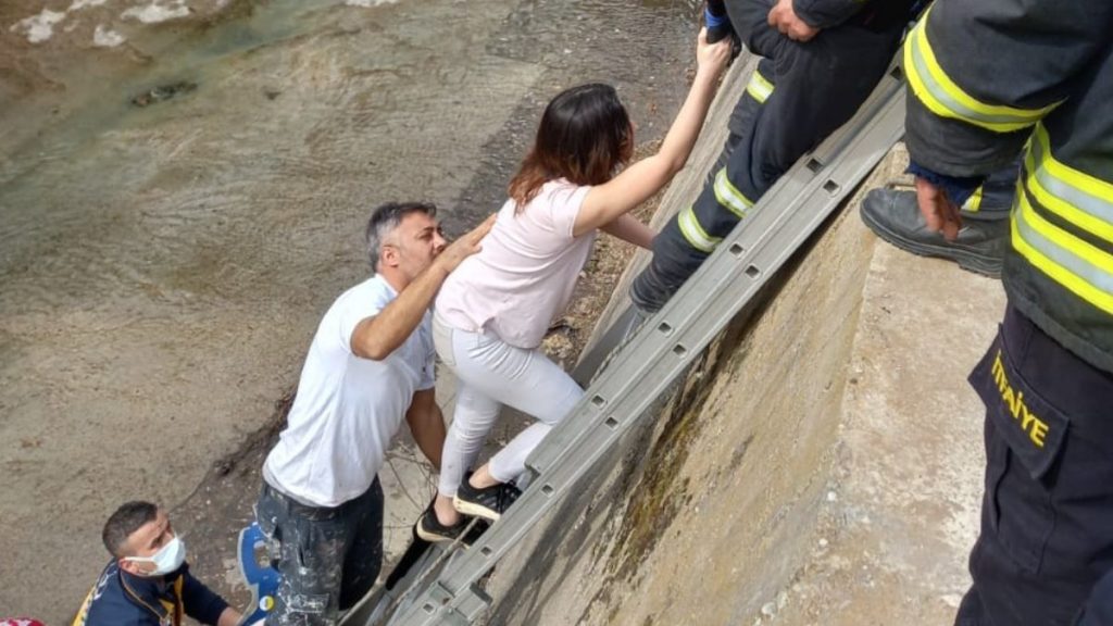 İzmir’de 5 metre yükseklikten dereye düşen genç kız kurtarıldı