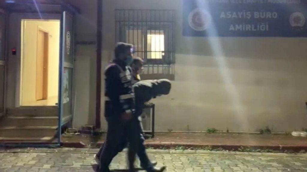 Kağıthane’de kavga ettiği şahsın içinde 7 bin lira olan montunu çaldı
