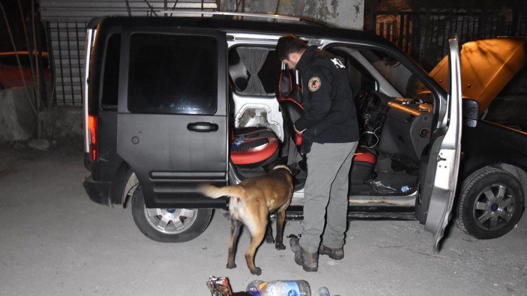 Kütahya’daki Narkotik köpeği, plastik şişedeki metamfetamini buldu