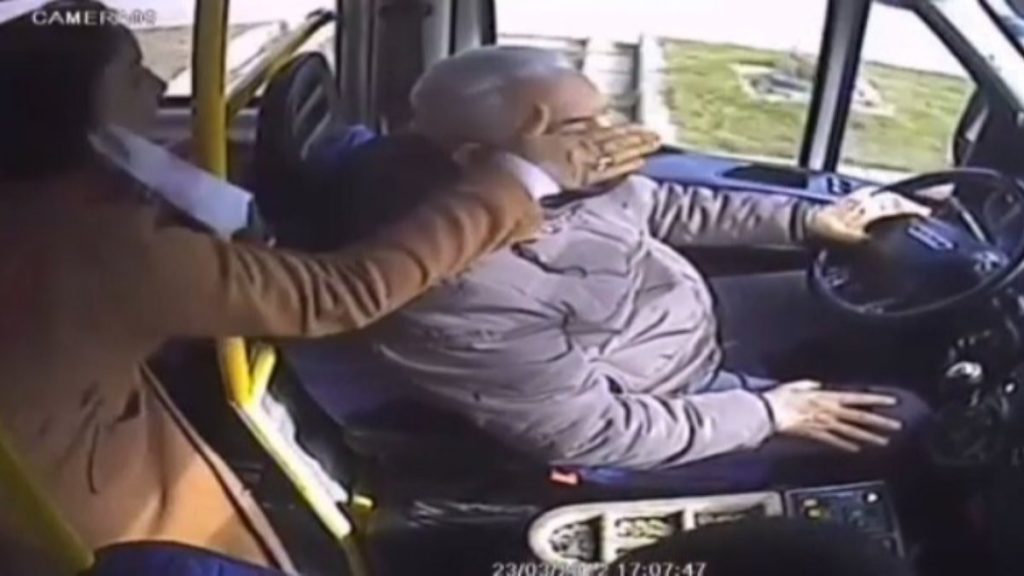 Pendik’te minibüsteki yolcudan şoföre Will Smith tokadı