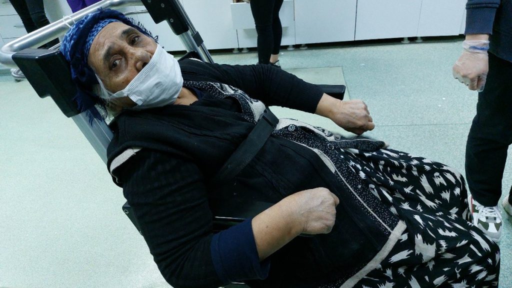 Samsun’da hastanede oğlu tarafından darbedildi