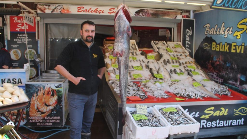 Tokat’ta yakalanan 40 kiloluk yayın balığı Amasya’da satışa sunuldu
