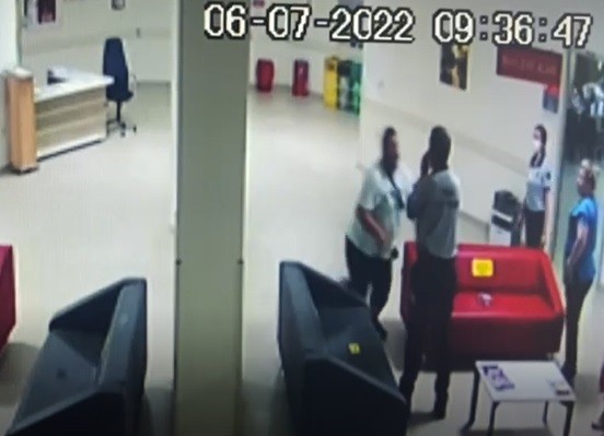 Hastanede güvenlikçiyi böyle dövdü, tutuklandı…