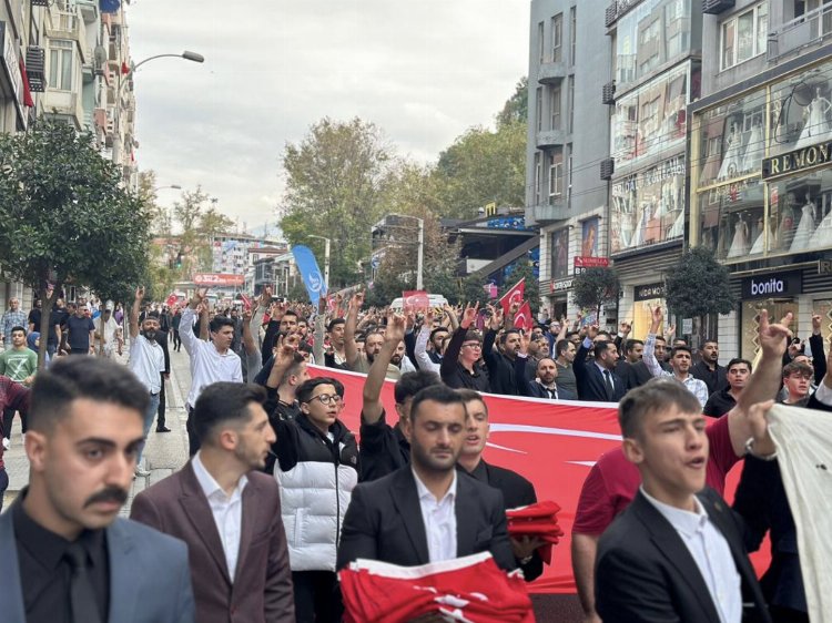 Bursa Ülkü Ocakları’ndan tarihi Cumhuriyet Yürüyüşü!