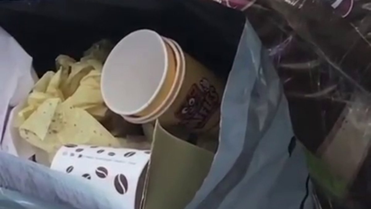 Beylikdüzü'nde sipariş ettiği bardakları, kargo çalışanları tarafından kullanıldı