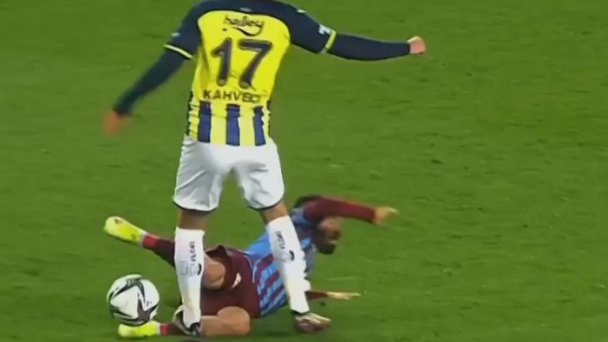 İrfan Can Kahveci kırmızı kart gördü