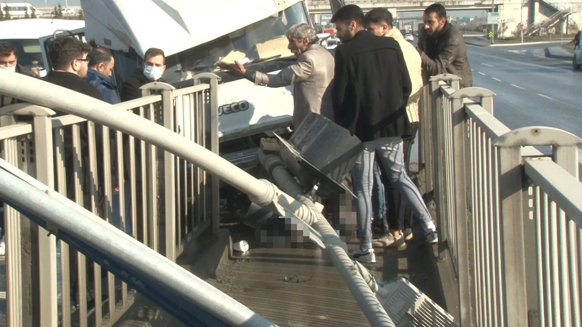 Arnavutköy'de üzerine trafik lambası devrilen genç yaşamını yitirdi
