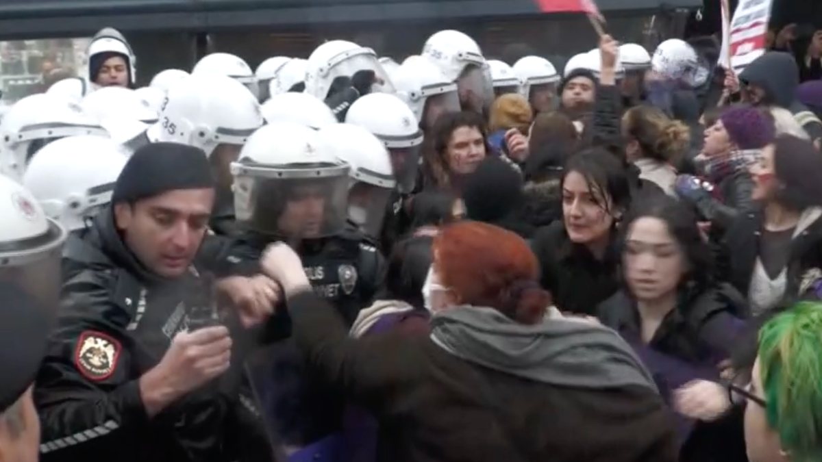İzmir'de kadınlar günü yürüyüşünde arbede yaşandı